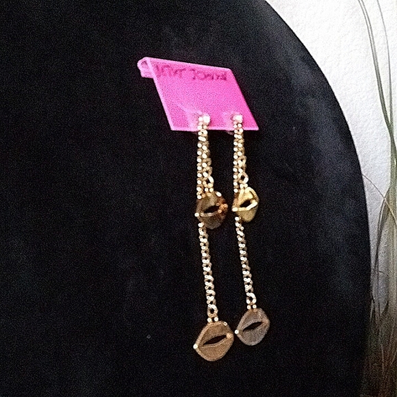 New Vintage! BETSEY JOHNSON First Date Collection Dangling Lips Earrings. - Picture 4 of 8